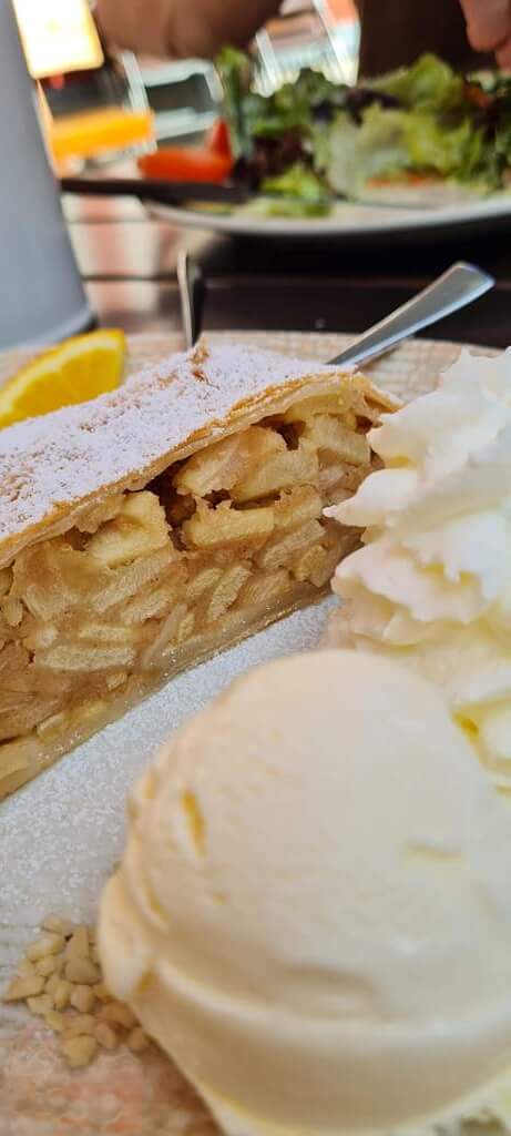 Apfelstrudel mit Eis im Tiergarten Weilburg